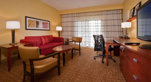 Люкс Courtyard by Marriott Richmond West