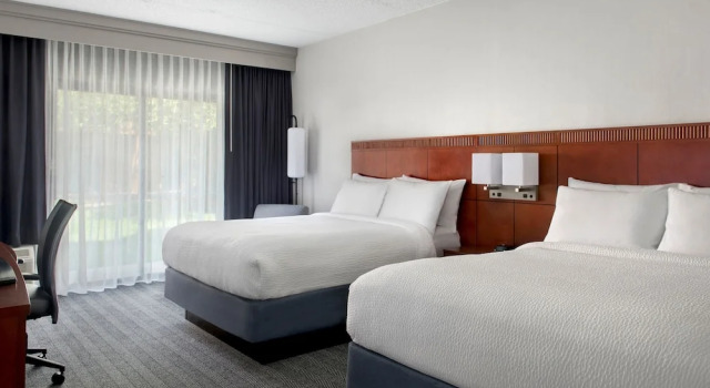 Четырёхместный номер Standard с балконом Courtyard By Marriott Baltimore Hunt Valley