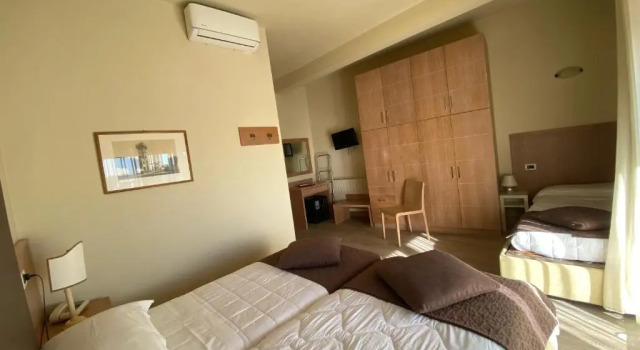 Четырёхместный номер Standard с балконом Hotel Nuova Sabrina