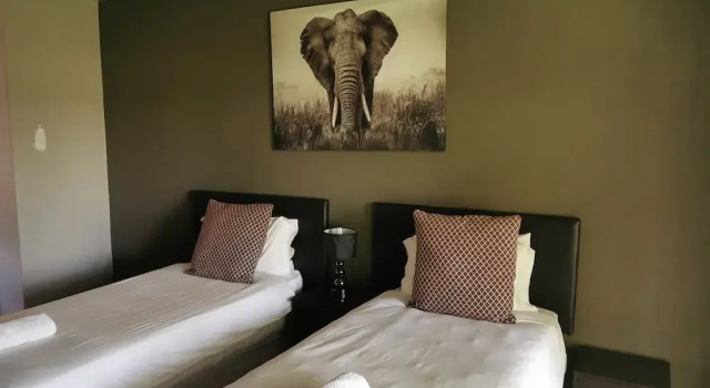 Двухместный номер Deluxe с видом на сад Aerotropolis Guest Lodge