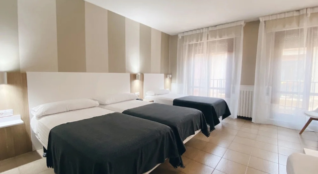 Четырёхместный семейный номер Standard с балконом Hotel Rio Arga