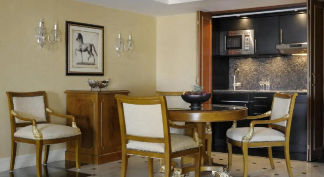 Двухместный люкс Ambassador с балконом Cairo Marriott Hotel