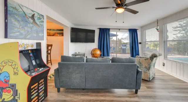 Коттедж Family Friendly! Games! Waterfront North Port Home