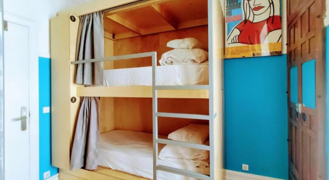 Кровать в общем номере Rivoli Cinema Hostel
