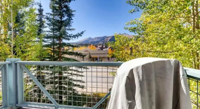 Номер Standard с 3 комнатами с балконом 3 Bedroom Mountain Vacation Rental on Historic Downtown Main Street Within Walking Distance to Peak 9 Gondola
