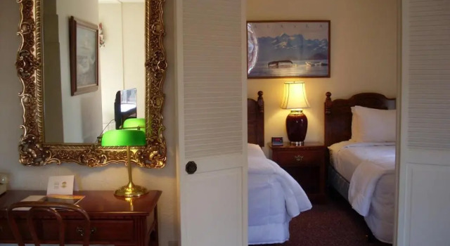 Двухместный люкс The Baroness Hotel