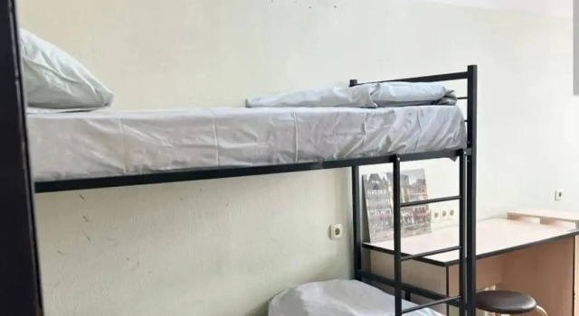 Seng i sovesal med udsigt over gårdspladsen Garden Hostel16