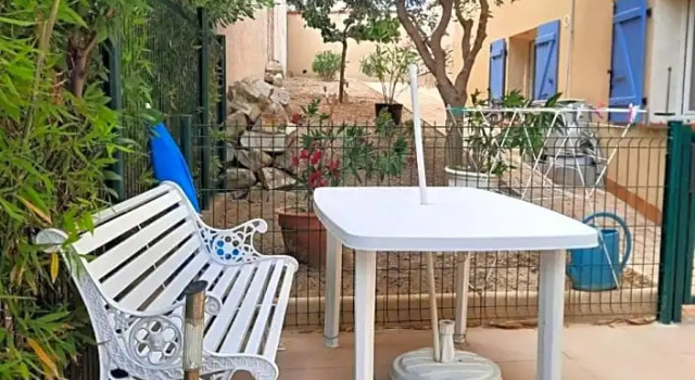Chambre Leucate Village, Book Bed and Breakfast Hoteller i Corbières med parkering, Parkering