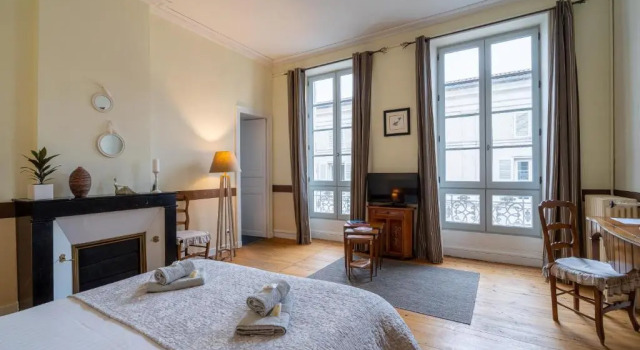 H de Surgères, Book Hotel Surgeres Charente-Maritime