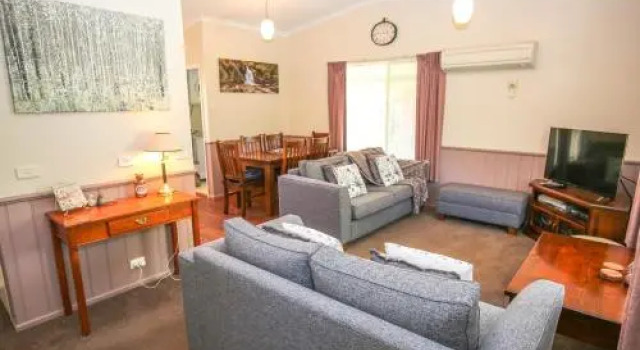 Silver Birches Holiday Village - Unit 7, Book Apartment Bright 