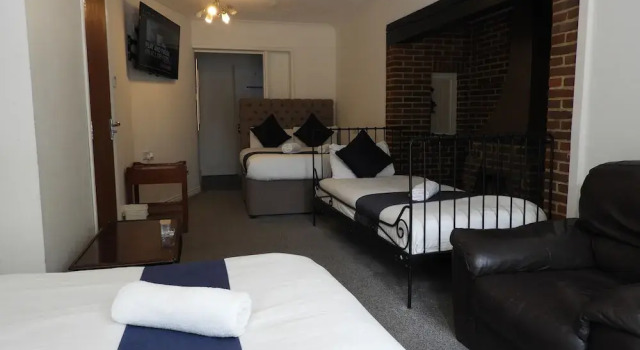 Четырёхместный семейный номер Standard Цокольный этаж All Seasons Gatwick Guest House & Parking