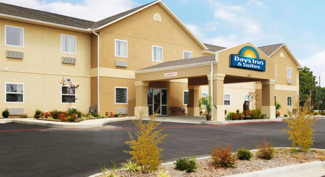 Четырёхместный номер Standard Days Inn & Suites by Wyndham Cabot