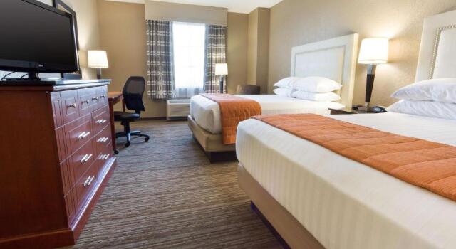 Четырёхместный номер Superior Drury Inn & Suites Cincinnati Sharonville