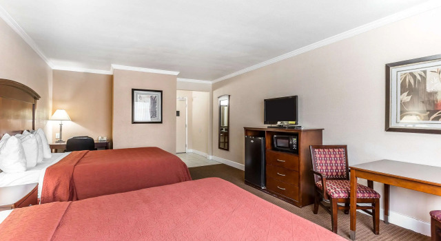 Четырёхместный номер Standard Quality Inn near Hearst Castle