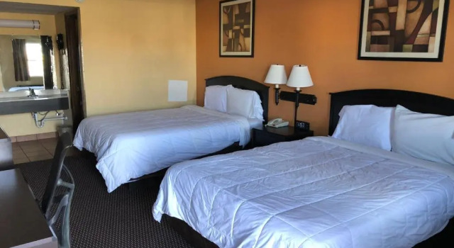 Номер Superior с балконом Nendels Inn & Suites Dodge City Airport