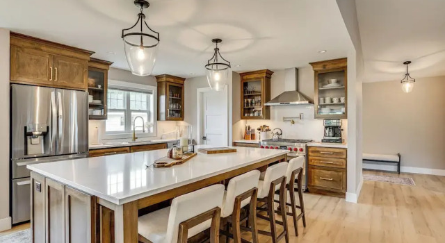 Walk to Beaches + Restaurants: Elkhart Lake Escape, Buchen Sie Ferienhaus Elkhart Lake Wisconsin