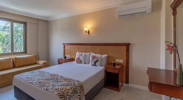 Семейные апартаменты c 1 комнатой с балконом и с видом на сад Rosy Suites Hotel