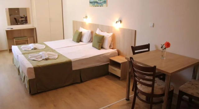 Семейный номер Standard с балконом Karlovo Hotel
