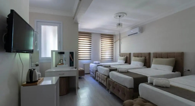 Четырёхместный номер Standard Modena Hotel