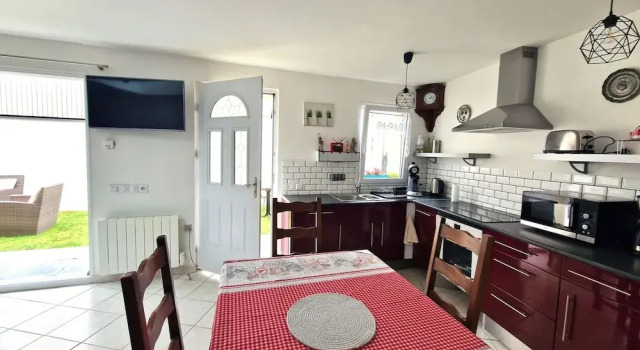 Single-storey House With Outdoor Space, Rezerwuj Hotel Hotele w Etables-sur-Mer z parkingiem, Parking