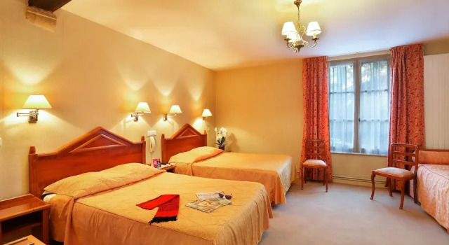 Четырёхместный номер Comfort Hostellerie des Trois Pigeons, Paray-le-Monial