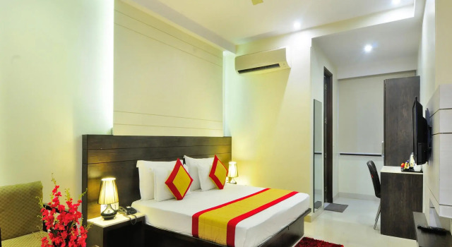 Кровать в общем номере Hotel Sky Rich International