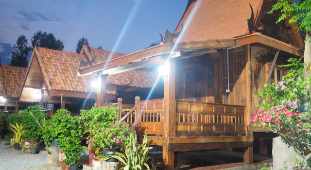 Khum Tewa Sakonnakhon Hotel, Varaa Hotelli Hotellit North-Eastern Thailand pysäköinnillä, Pysäköinti