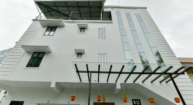 OYO 16605 Royal Front, Reserva ahora Hotel Chempu Kerala
