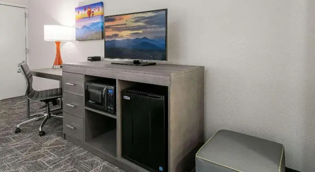 Четырёхместный номер Standard Quality Inn Asheville Downtown Tunnel Rd
