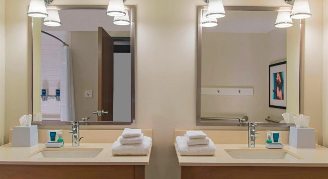 Двухместный люкс с 2 комнатами Four Points by Sheraton Midland