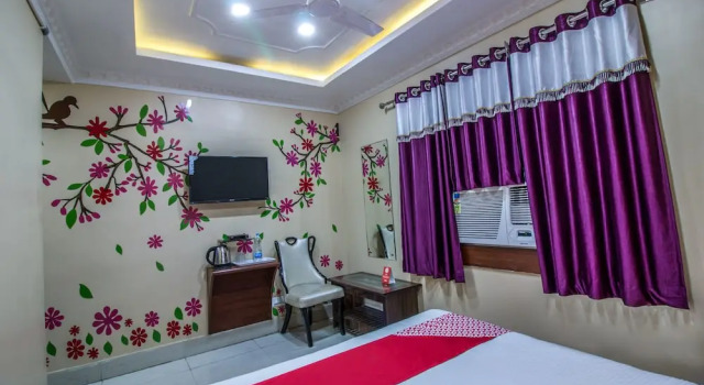 OYO 14579 The Hangout, Book Hotel Bistupur 