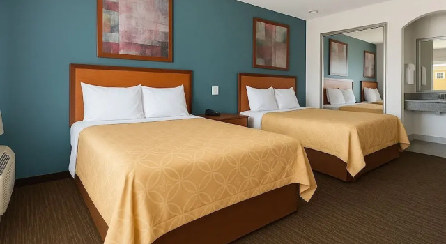 Четырёхместный номер Standard Express Inn Gulf Bank