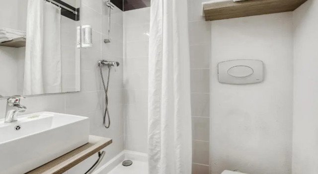 Четырёхместный номер Standard Brit Hotel Clermont-lʼHérault