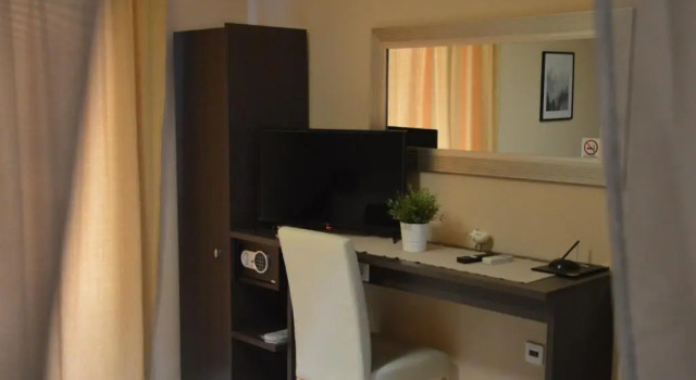 Полулюкс Hotel Epavli