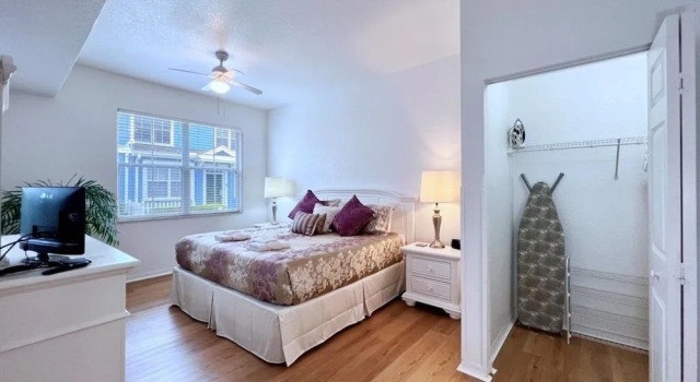 Lovely Family Townhome In Great Location-2200scd 4 Bedroom Townhouse by RedAwning, Забронировать Отель Отели Киссимми с парковкой, рядом с Osceola Square Mall, Парковка
