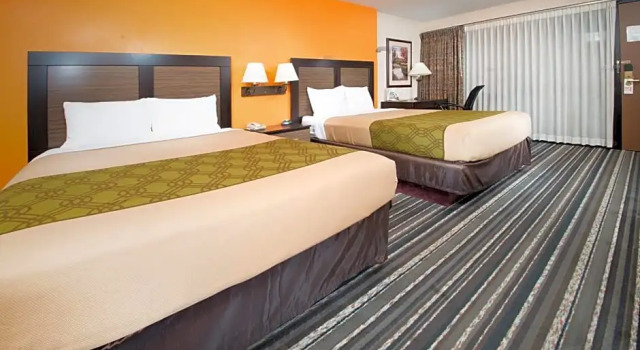 Двухместный номер Standard с видом на бассейн Crossroads Hotel and Huron Event Center