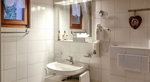 Четырёхместный номер Standard Мансарда с видом на горы Hotel La Cambuse