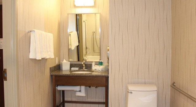 Четырёхместный номер Standard Holiday Inn Express & Suites Cold Lake by IHG