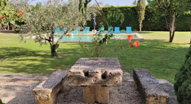Très beau Mas Provençal avec Piscine Privée Chauffée située aux Vignères, en campagne proche de l'Isle sur La Sorgue au cœur du Luberon, 10 personnes, LS2-259 Alemando, Rezerwuj Hotel Hotele w Cavaillon z parkingiem, Parking