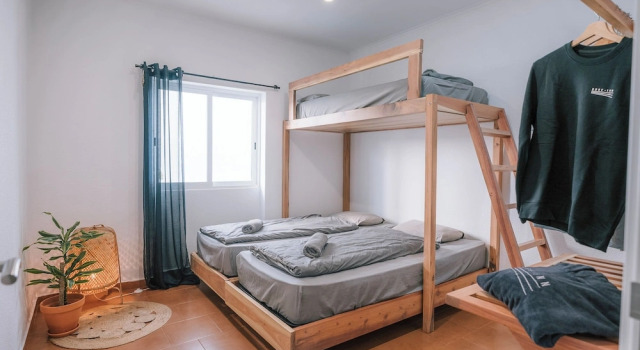 SURFinn Lisbon, Prenota Bed & breakfast Almada Costa Azul