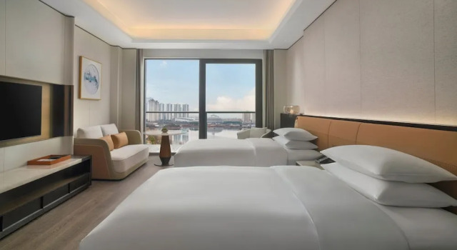 Standardowy czteroosobowy pokój z widokiem na jezioro Sheraton Ninghai Hotel