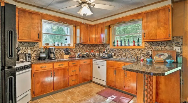 Коттедж Beach Lake Cabin on Delaware River w/ Sunroom!