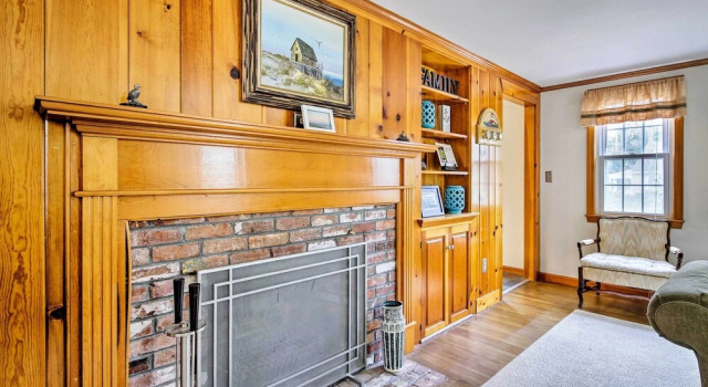 2 Mi to Shore: Home w/ BBQ & Beach Gear in Mashpee, Book Hotel Hoteller i Mashpee med parkering, Parkering