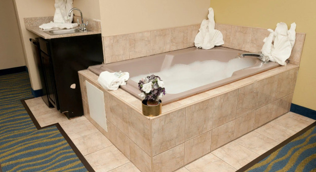 Двухместный люкс c 1 комнатой Holiday Inn Express Hotel & Suites Bloomington-Normal University Area by IHG