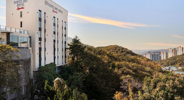 Brown-dot Hotel Signature