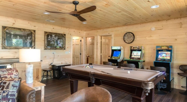 Another Day In Bearadise 4 Bedroom Home by Redawning