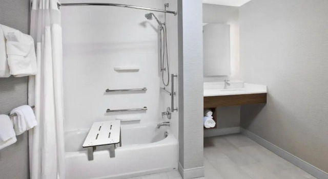 Четырёхместный номер Standard Holiday Inn Express & Suites Okemos - University Area by IHG