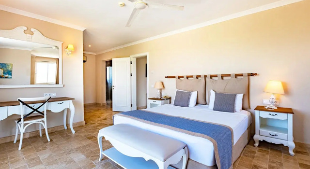 Семейный люкс с балконом и с частичным видом на море Andriake Beach Club Hotel