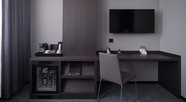 Двухместный номер Бизнес с видом на город Отель FarFour Inn & Suite