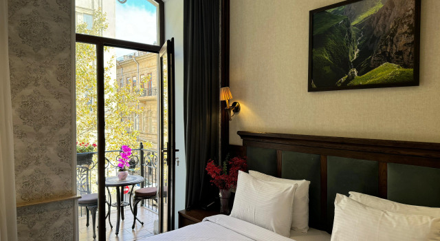 Двухместный номер Deluxe с балконом Отель Midway Baku